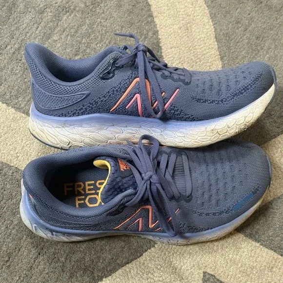 Ladies New Balance sneakers - Picture 3 of 3